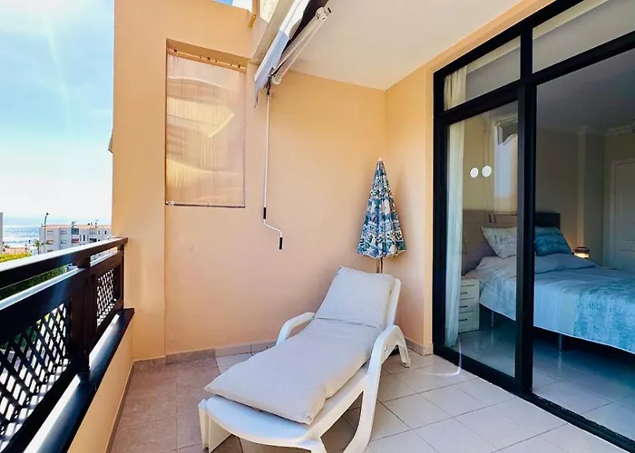 Sunset Apart, Large Terrace, Pool, Location! 아파트