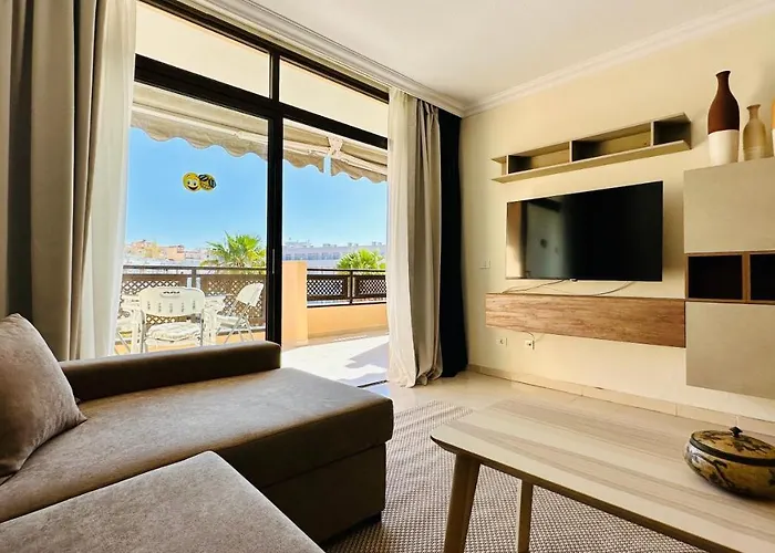 Sunset Apart, Large Terrace, Pool, Location! 아파트