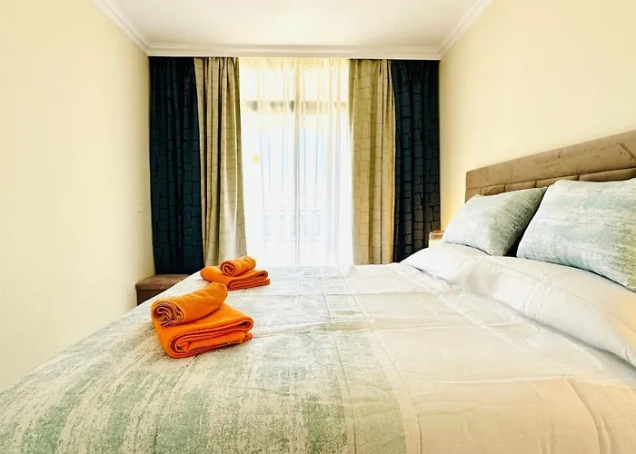 Sunset Apart, Large Terrace, Pool, Location! 아파트