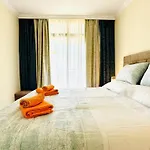 Sunset Apart, Large Terrace, Pool, Location! Apartament